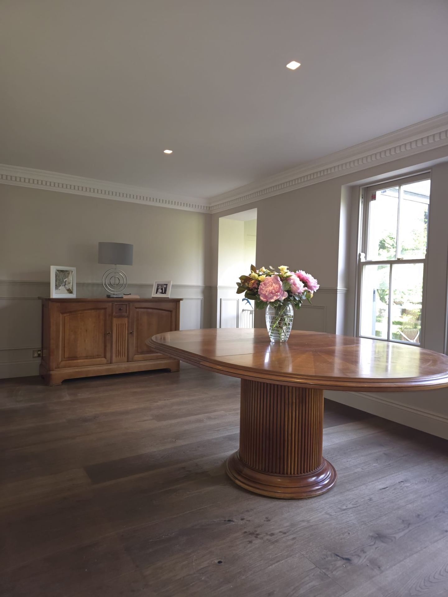 Dining room feature wall with bespoke wainscoting and period detailing by South London decorators